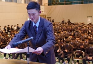 Okumura (General Education Department P.E. higher education course) who won Yoshimochi school's director Prize