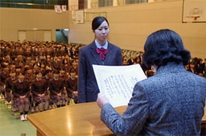 Hori (the Nursing Department basics course) who won Yoshimochi school's director Prize