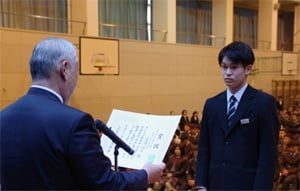 Toma (course specialized in Nursing Department) who won the Oita Prefecture governor Prize