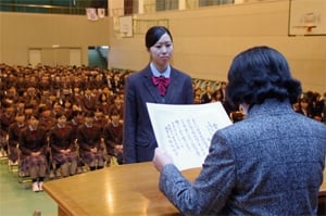 길용 학원 이사장상을 수상한 굴 씨(간호학과 기초 과정)